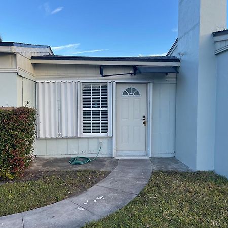 Private Queen Bedroom C Shared Common Spaces Fort Pierce Exterior photo