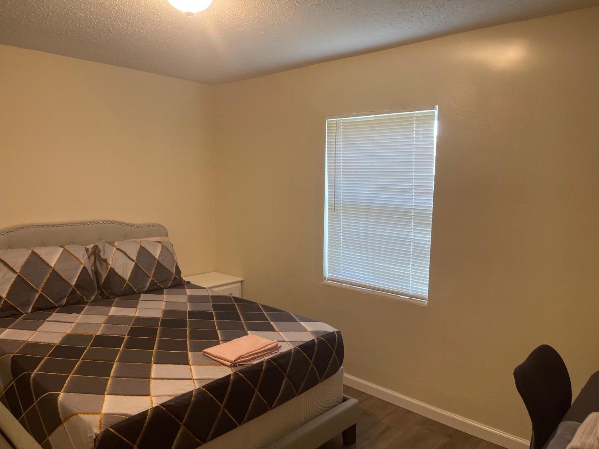 Private Queen Bedroom C Shared Common Spaces Fort Pierce Exterior photo