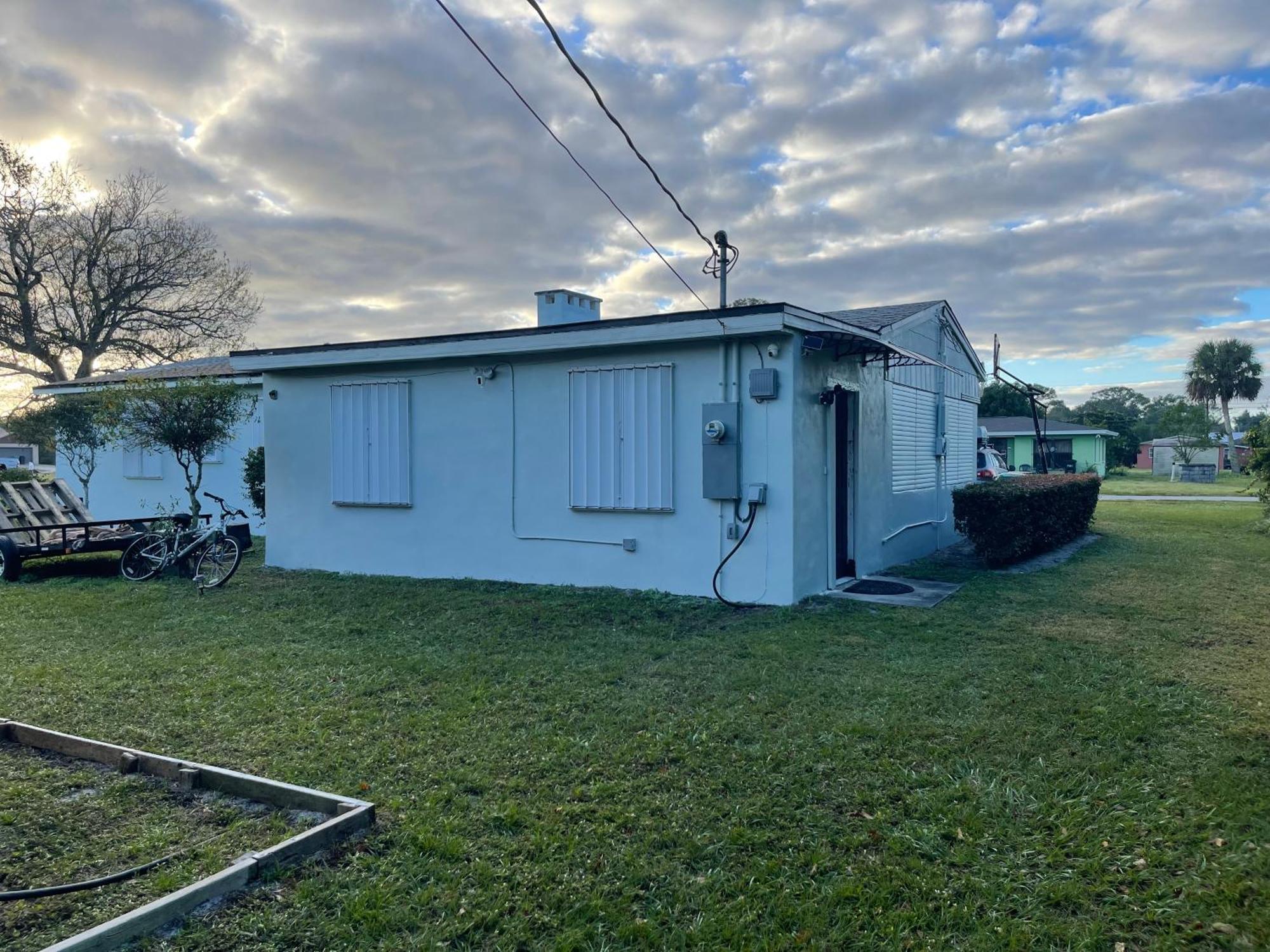 Private Queen Bedroom C Shared Common Spaces Fort Pierce Exterior photo